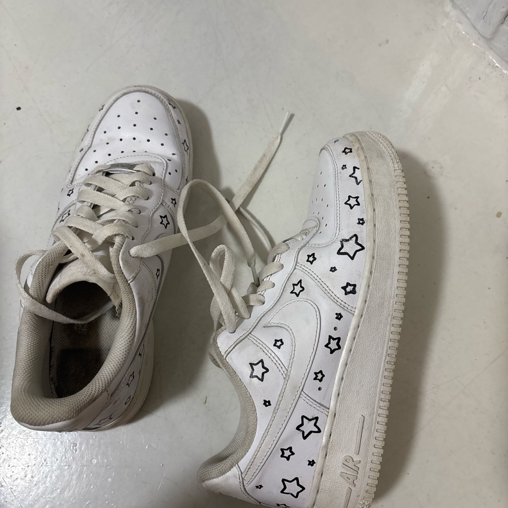 Nike White Sneakers with Black Star Accents - Picture 3 of 5